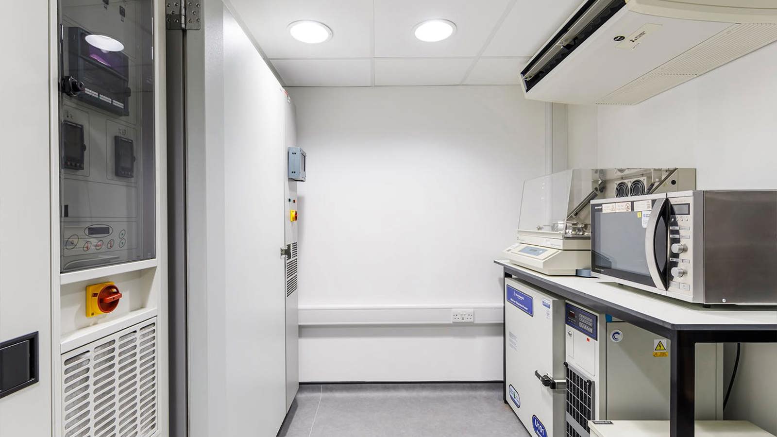 67CoLabs-Cambridge_shared-equipment-room_Journey-C1441.jpg 67CoLabs-Cambridge_shared-equipment-room_Journey-C1440