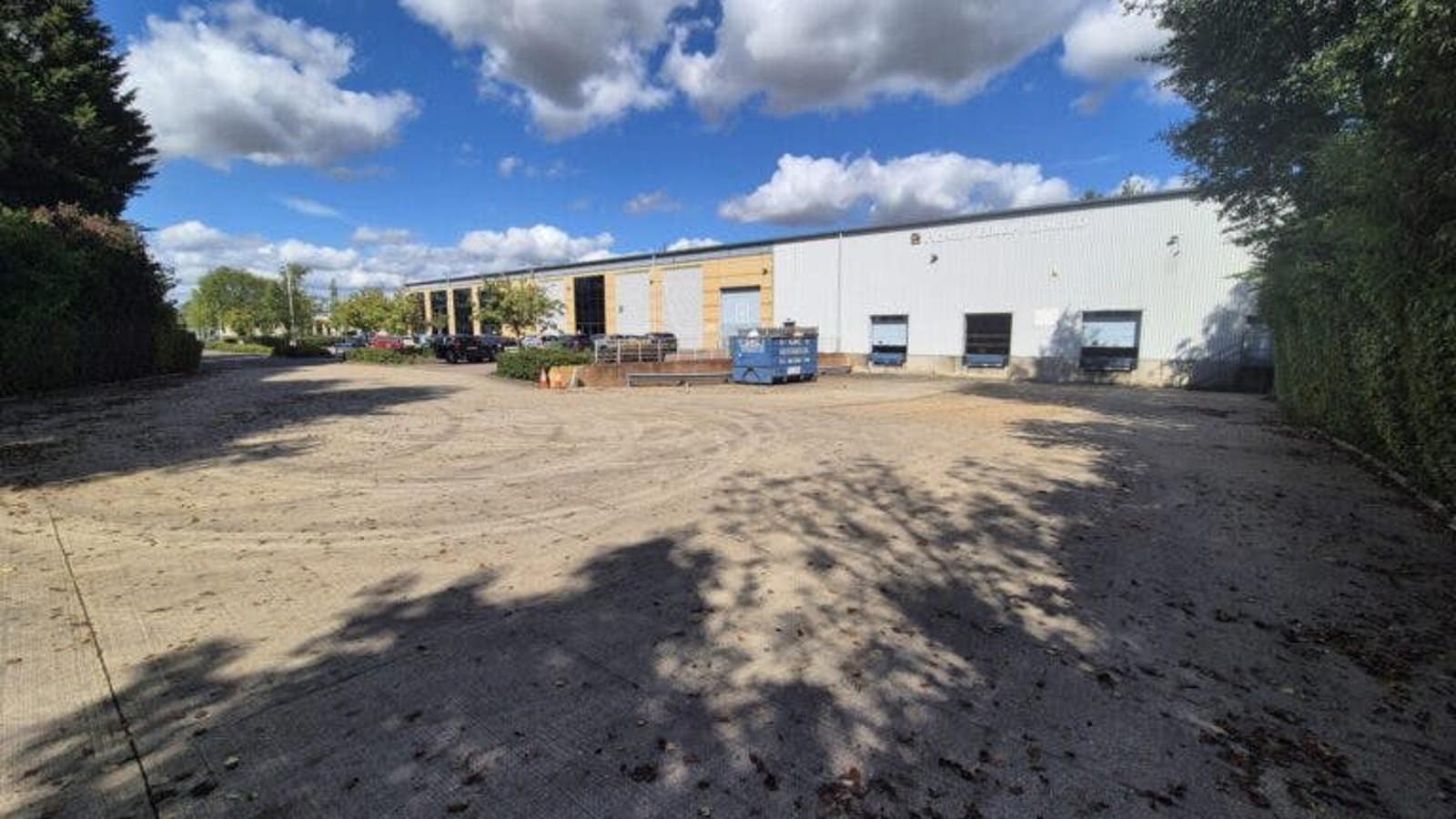 Yard2.jpg Yard1
