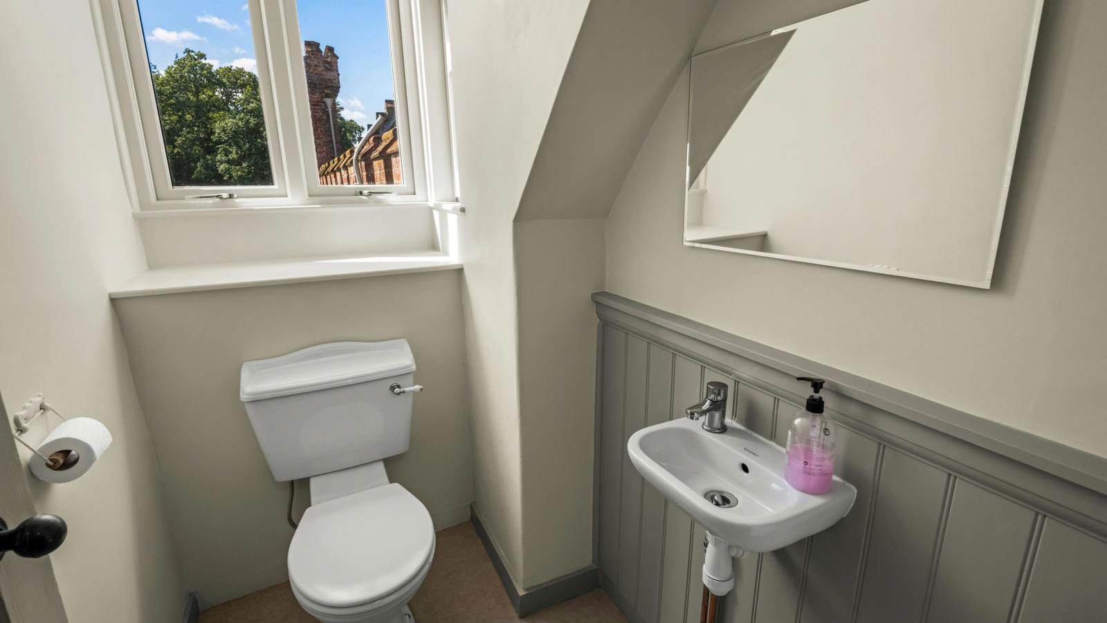 Pelician Suite WC1.jpeg Pelician Suite WC