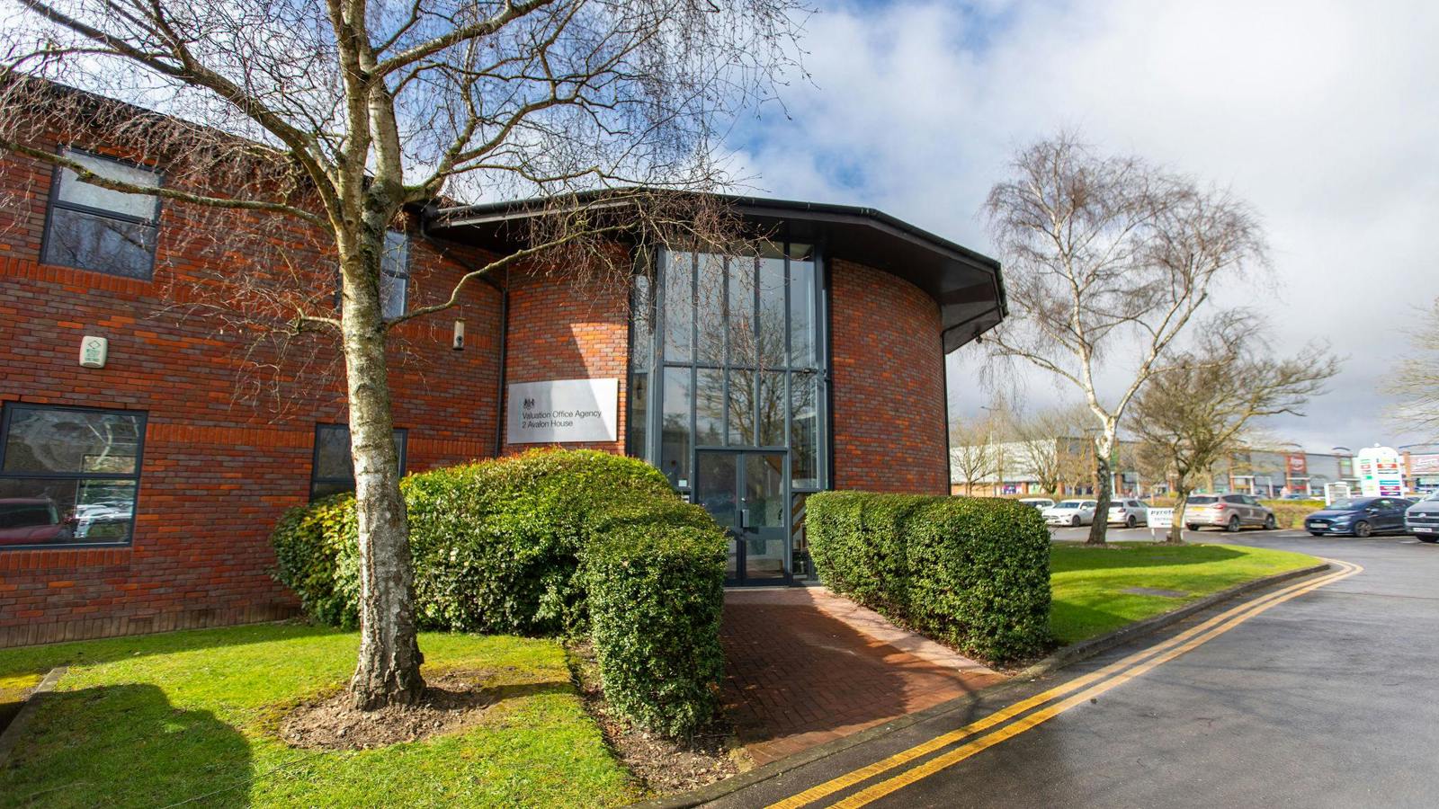 Avalon House Exterior 4E8A8612HDR