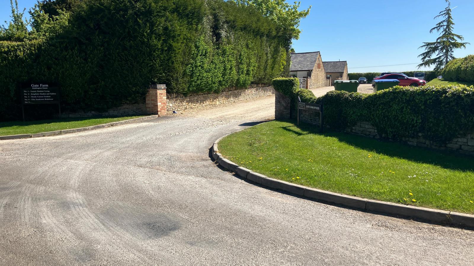 Entrance off road1.JPG Entrance off road