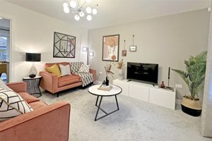 Holt, NR25 6EW picture 2