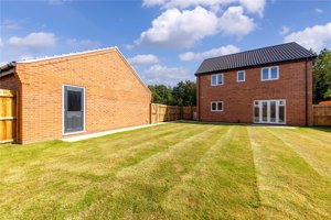 Holt, NR25 6EW picture 2